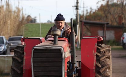 Mujica, durante la visita a su finca del Vicealcalde de Barcelona.