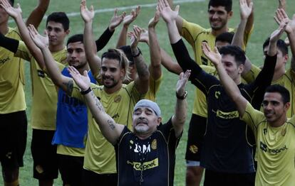 Maradona y sus jugadoras celebran con sus aficionados.