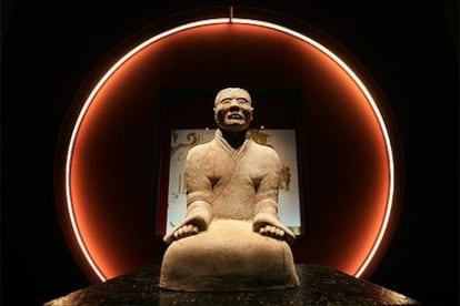 Escultura de terracota de un sirviente arrodillado, en <i>Los guerreros de Xi&#39;an,</i> en la Fundación Canal.