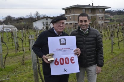 Xabier Sagredo, a la derecha, junto al homenajeado Ciriaco Dañobeitia.