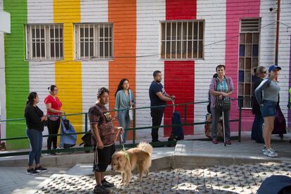 Varias personas hacen cola el 17 de septiembre para el reparto de alimentos en Aluche, Madrid, por parte de la asociación Red de Apoyo Mutuo Aluche. 