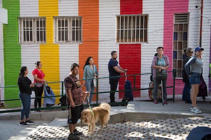 Reparto de alimentos en Aluche, por la asociación Red de Apoyo Mutuo Aluche.