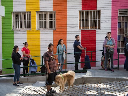 Reparto de alimentos en Aluche, por la asociación Red de Apoyo Mutuo Aluche.