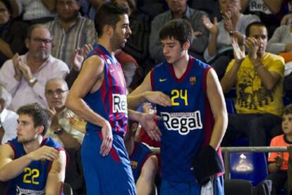 Josep Pérez (derecha) entra en la cancha en sustitución de Juan Carlos Navarro el pasado octubre en la Euroliga.