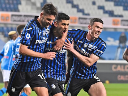 Djimsiti (izquierda) y Gossens (derecha), felicitan a Romero tras su gol al Napoli, el pasado domingo.