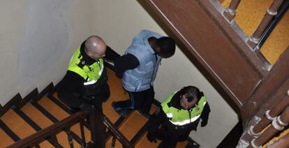 Dos agentes custodian al detenido.