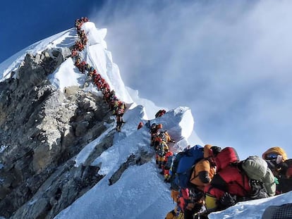 Escaladores a punto de hollar la cumbre del Everest el 22 de mayo.