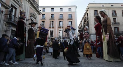 Gigantes y cabezudos en el preg&oacute;n inaugural de las fiestas de San Isidro, en mayo de 2017. 