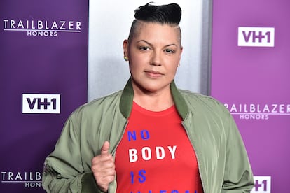 Sara Ramírez – Conocida por su papel de la cirujana Callie Torres en Anatomía de Grey, la mexicana reveló a sus dos millones de seguidores en Instagram su nueva condición en agosto de 2020, en un proceso que calificó de “viaje de expansión del alma sin disculpas”. Hace solo unas horas se confirmó su participación en el regreso a la televisión de Sexo en Nueva York, en la que interpretara al primer personaje no binario en la historia de esta serie generacional.