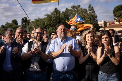 Oriol Junqueras junto a dirigentes de Esquerra esperan la llegada de Marta Rovira, el 12 de julio en Cantallops (Girona).