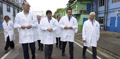 Desde la derecha, Rainer Krause, consejero delegado de Bayer Iberia, Jorge Álvarez, director de La Felguera y Javier Fernández, presidente de Asturias