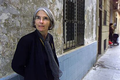Donna Leon, junto a la librería Negra y Criminal, en la Barceloneta.
/ MARCEL.LÍ SÁENZ