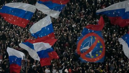 Aficionados del Estrella Roja ondean banderas rusas y serbias durante un partido de fútbol amistoso internacional entre el Estrella Roja y el Zenit de San Petersburgo en el estadio Rajko Mitic de Belgrado, Serbia, el pasado sábado.