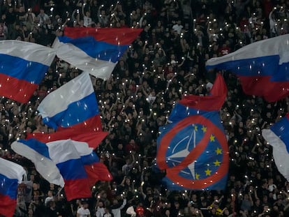 Aficionados del Estrella Roja ondean banderas rusas y serbias durante un partido de fútbol amistoso internacional entre el Estrella Roja y el Zenit de San Petersburgo en el estadio Rajko Mitic de Belgrado, Serbia, el pasado sábado.