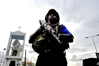 Un soldado hace guardia cerca de la iglesia de San Antonio en Colombo (Sri Lanka), este lunes.
