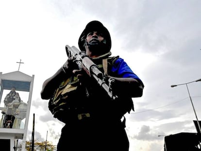 Un soldado hace guardia cerca de la iglesia de San Antonio en Colombo (Sri Lanka), este lunes.