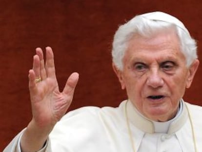 El papa Benedicto XVI celebra la audiencia pública de los miércoles, ayer