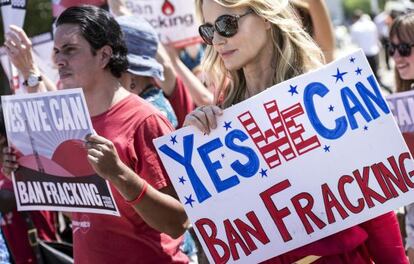 La actriz Daryl Hannah durante una protesta en contra del 'fracking' frente a la Casa Blanca el 22 de agosto.