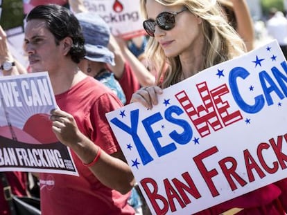 La actriz Daryl Hannah durante una protesta en contra del &#039;fracking&#039; frente a la Casa Blanca el 22 de agosto.