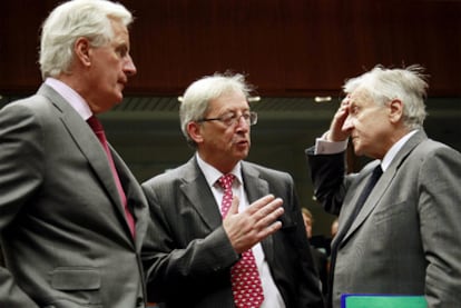 Michel Barnier, Jean Claude Juncker y Jean Claude Trichet, ayer en la reunión de Bruselas.