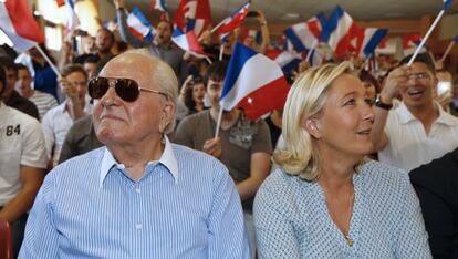 Marine Le Pen, líder del Frente Nacional, junto a su padre Jean-Marie.