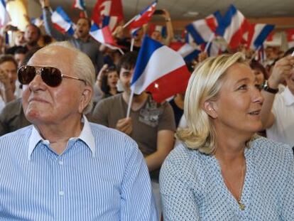 Marine Le Pen, líder del Frente Nacional, junto a su padre Jean-Marie.