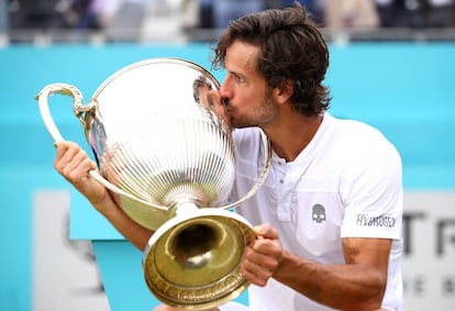 Feliciano besa el trofeo de Queen's, este domingo en Londres.