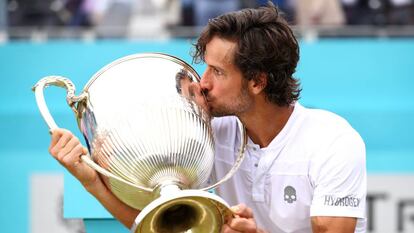 Feliciano besa el trofeo de Queen's, este domingo en Londres.