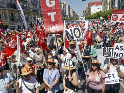 Participantes en la marcha contra el &quot;despilfarro&quot; en Valencia.