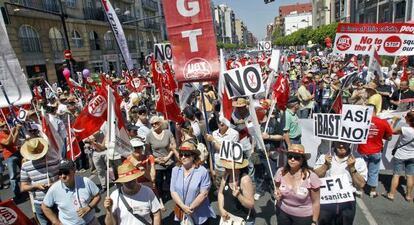 Participantes en la marcha contra el &quot;despilfarro&quot; en Valencia.