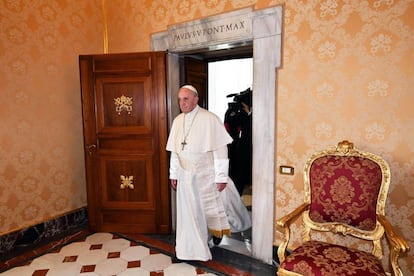 El papa Francisco llega para ofrece audiencia al presidente austriaco, Alexander Van der Bellen, este jueves