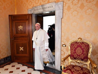 El papa Francisco llega para ofrece audiencia al presidente austriaco, Alexander Van der Bellen, este jueves