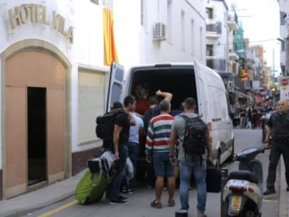 Varios agentes cargaron contra un grupo de personas que se concentraron ante su hotel y les increparon