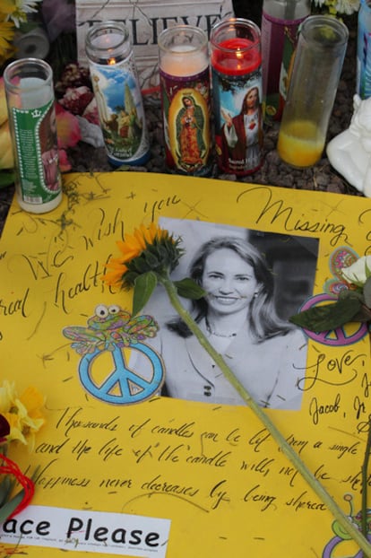 Objetos depositados junto a la oficina de la congresista Gabrielle Giffords en Tucson (Arizona) para desear su recuperación.