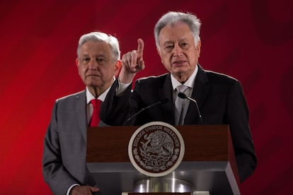 Andrés Manuel López Obrado y Manuel Barlett durante una conferencia de prensa en Palacio Nacional.