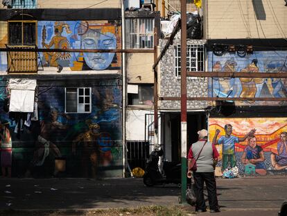 Un hombre mira los murales del colectivo Tepito Arte Acá en la unidad habitacional "Los Palomares".