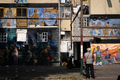 Un hombre mira los murales del colectivo Tepito Arte Acá en la unidad habitacional "Los Palomares".