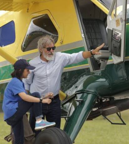 Harrison Ford abre la puerta a Jodie Gawthorp antes de su vuelo experimental por los cielos de Oshkosh.