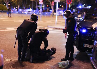 Varios policias arrestan a varios aficionados en la madrileña Plaza de Neptuno.