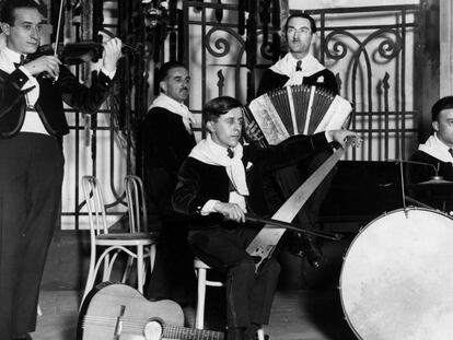 Miembros de la Varaldi Tango Band, en una actuación en 1925 en la que dos de los músicos usan sierras. 