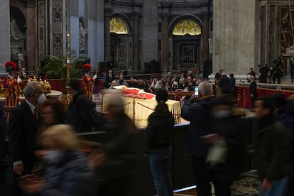 El cuerpo del difunto Benedicto XVI yace en la nave central de la basílica de San Pedro para la visita del público.