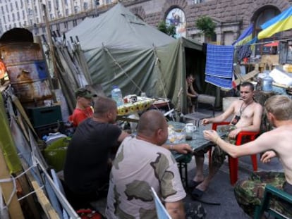 Veteranos del EuroMaidan desayunan en la Plaza de la Independencia.