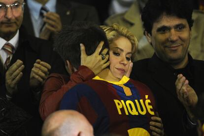 Shakira abraza a Gerard Piqué tras la derrota