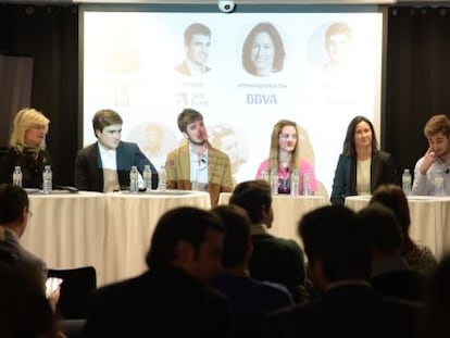 Paz Comesa&ntilde;a, directora de marketing de Evo; Eduardo Ortiz, consejero de Civeta; Pablo Gonz&aacute;lez, fundador de Pangea; Blanca Gema, participante en el estudio; Mar&iacute;a Jos&eacute; Jord&aacute;, responsable de transformaci&oacute;n en BBVA; N&eacute;stor Palao, cofundador de Bonsai.cash; y Fernando Egido, consejero delegado de Self Bank y Fernando Polo, de Territorio Creativo, en la presentaci&oacute;n del informe.