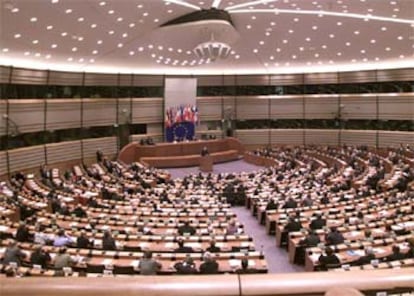 Giscard d&#39;Estaing, durante el discurso inaugural en la Eurocámara de la Convención que elaboró el proyecto de Constitución europea, en 2002.