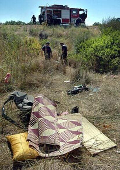 Las pertenencias de la familia magrebí accidentada quedaron esparcidas en la cuneta.