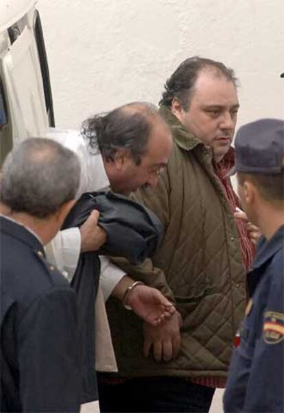 Dos de los detenidos, a su llegada ayer al juzgado de Marbella.