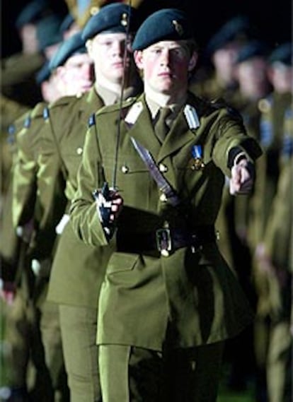 El hijo menor de Carlos y Diana, durante la ceremonia militar.