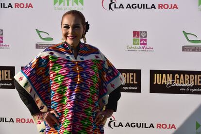 La cantante de rancheras mexicana, Aída Cuevas, íntima amiga del Divo, a su llegada a la alfombra roja. 