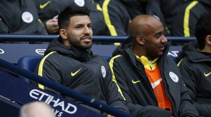 Sergio Ag&uuml;ero con Fernando en el banquillo del City.